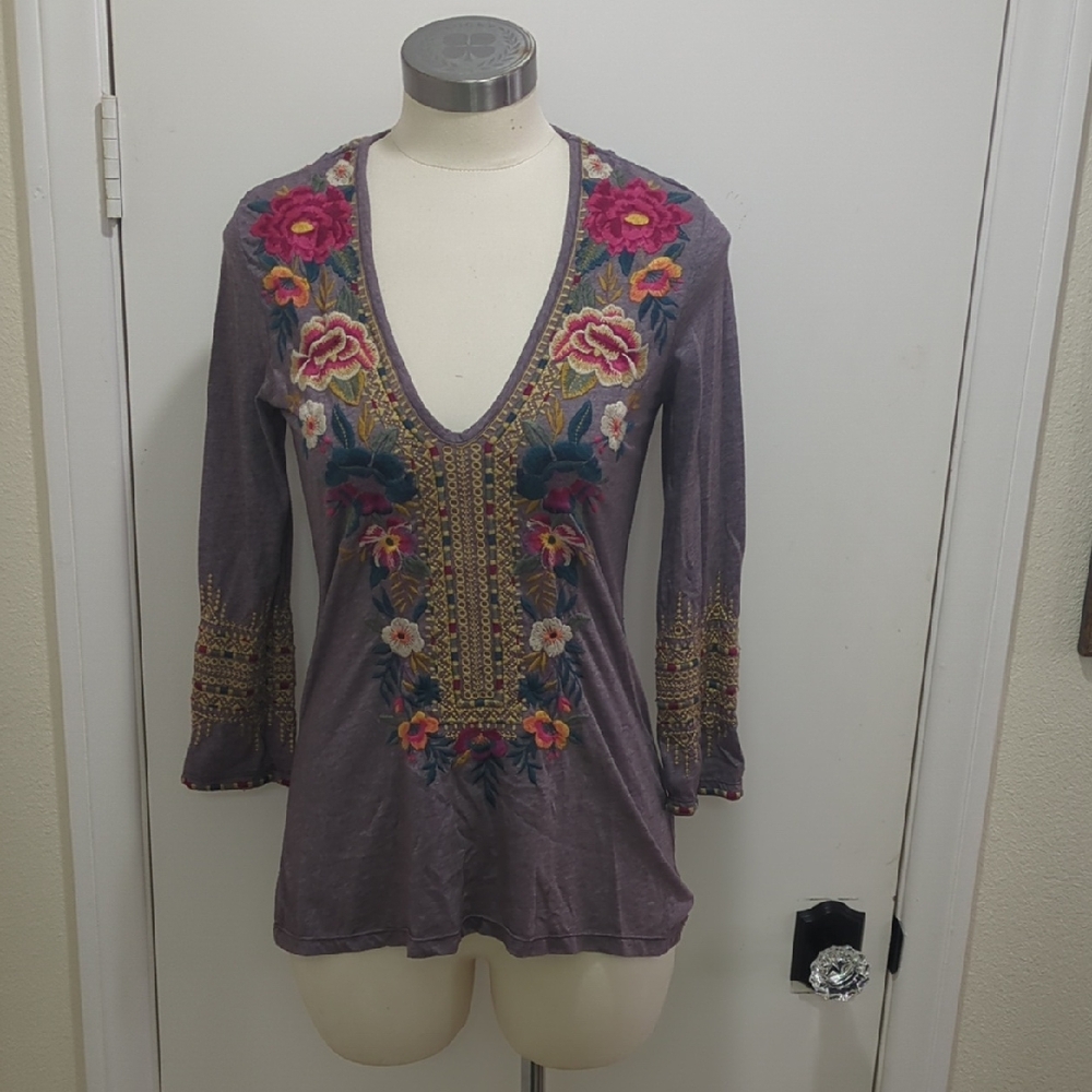 Johnny Was Los Angeles Embroidered Top. Size Small.
